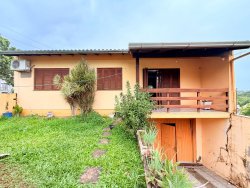 Casa com 03 dormitórios no bairro Canudos