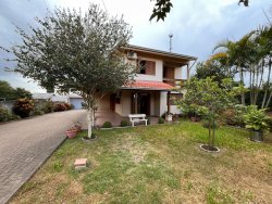 Casa com 03 dormitórios para locação no bairro Lomba Grande