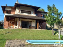 Sobrado com 03 dormitórios no Bairro Petrópolis 