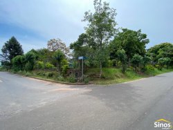 Terreno de esquina com 303m² no bairro Lomba Grande 