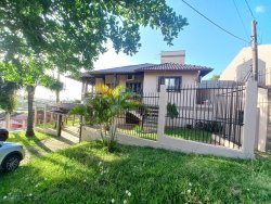 Casa com 04 dormitórios no bairro Santo André 