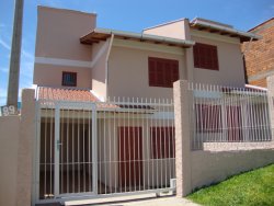 Sobrado novo na área central de Lomba Grande