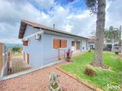 Casa com 03 dormitórios em Lomba Grande