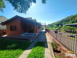 Casa com 03 dormitórios no bairro Vila Nova