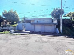 Sobrado com 03 dormitórios no bairro Vila Nova