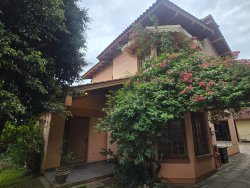 Casa com 03 suítes no Bairro Pinheiro