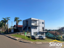 Prédio com apartamento e salas comerciais no bairro Lomba Grande 
