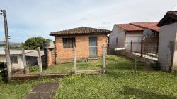 Casa com 02 dormitórios no bairro Lomba Grande