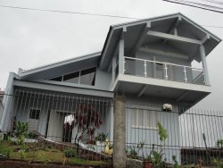 Sobrado com 03 dormitórios sendo 01 suíte no bairro São José