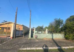 Terreno com chalé de 02 dormitórios no Bairro Feitoria