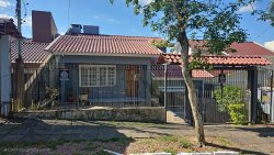 Casa com 03 dormitórios no bairro Ouro Branco