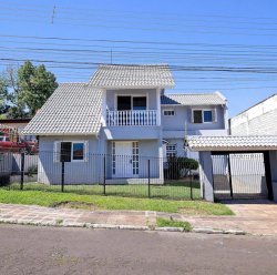 Sobrado com 04 dormitórios sendo 01 suíte no Bairro Liberdade 