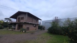 Sítio de 4 hectares com casa de 03 dormitórios no bairro Morro do Macaco Branco