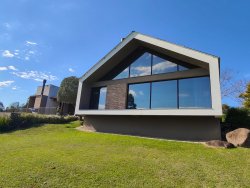 Linda casa em condomínio fechado no estilo rústico sofisticado
