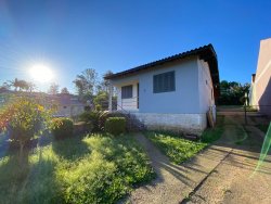 Casa com 02 dormitórios no bairro Lomba Grande