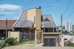 Casa com 03 dormitórios no bairro Ideal