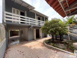 Casa com 02 dormitórios na área central de Lomba Grande