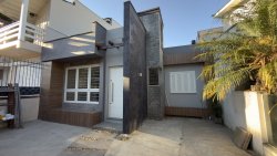 Casa com 03 dormitórios no bairro Jardim das Acácias 