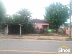 Terreno plano com dois chalés 