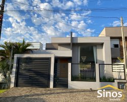 Casa com 03 dormitórios no bairro Lomba Grande