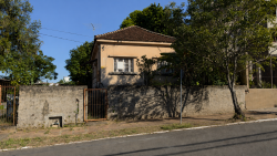 Terreno com casa antiga no bairro Canudos