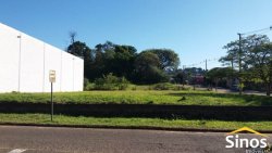 Amplo terreno de esquina