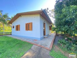 Casa com 03 dormitórios na principal de Lomba Grande