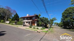 Casa de esquina com 03 dormitórios no bairro Petrópolis