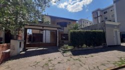 Casa com 04 dormitórios no Bairro Operário 