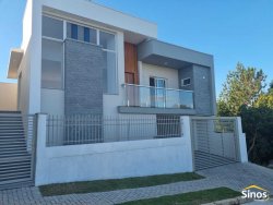 Casa com 03 dormitórios no bairro Firenze