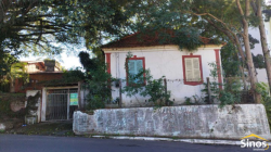 Terreno com casa antiga no bairro Vila Nova