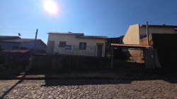 Casa plana com 03 dormitórios no bairro Arroio da Manteiga