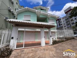Sobrado de esquina com 04 dormitórios no bairro Operário