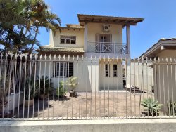 Casa com 03 dormitórios no bairro Feitoria