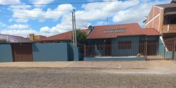 Casa com 03 dormitórios, sendo 01 suíte, em amplo terreno no bairro Scharlau
