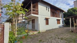 Casa com 05 dormitórios no bairro Vila Rosa