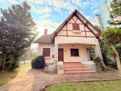 Casa de esquina com 04 dormitórios no bairro Vila Rosa