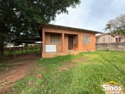 Casa com 03 dormitórios no bairro Lomba Grande
