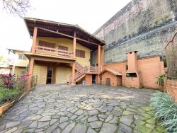 Casa ampla estilo sobrado com 05 dormitórios, sendo 01 suíte no bairro Boa Vista