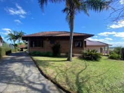 Casa com 03 dormitórios no bairro Lomba Grande
