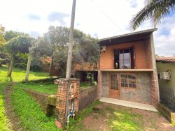 Casa com 02 dormitórios no bairro Lomba Grande 