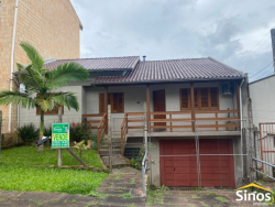Casa com 03 dormitórios no bairro Vila Nova