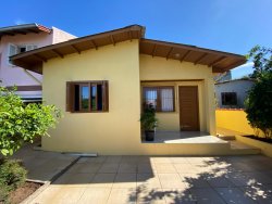 Casa com 04 dormitórios no bairro Lomba Grande