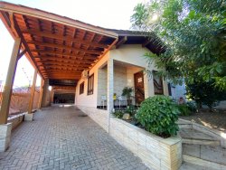 Casa com 04 dormitórios no bairro Lomba Grande