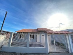 Casa com 03 dormitórios no bairro Feitoria