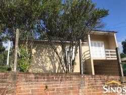 Casa com 03 dormitórios em Lomba Grande