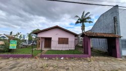 Casa de esquina com 03 dormitórios no bairro Santo Afonso