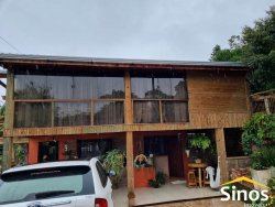 Casa em estilo rústico com 03 dormitórios para locação