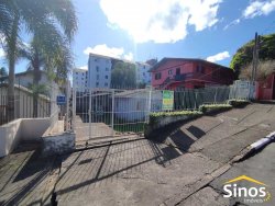Terreno plano com duas casas no Bairro Canudos