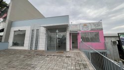 Prédio comercial na área central de Lomba Grande